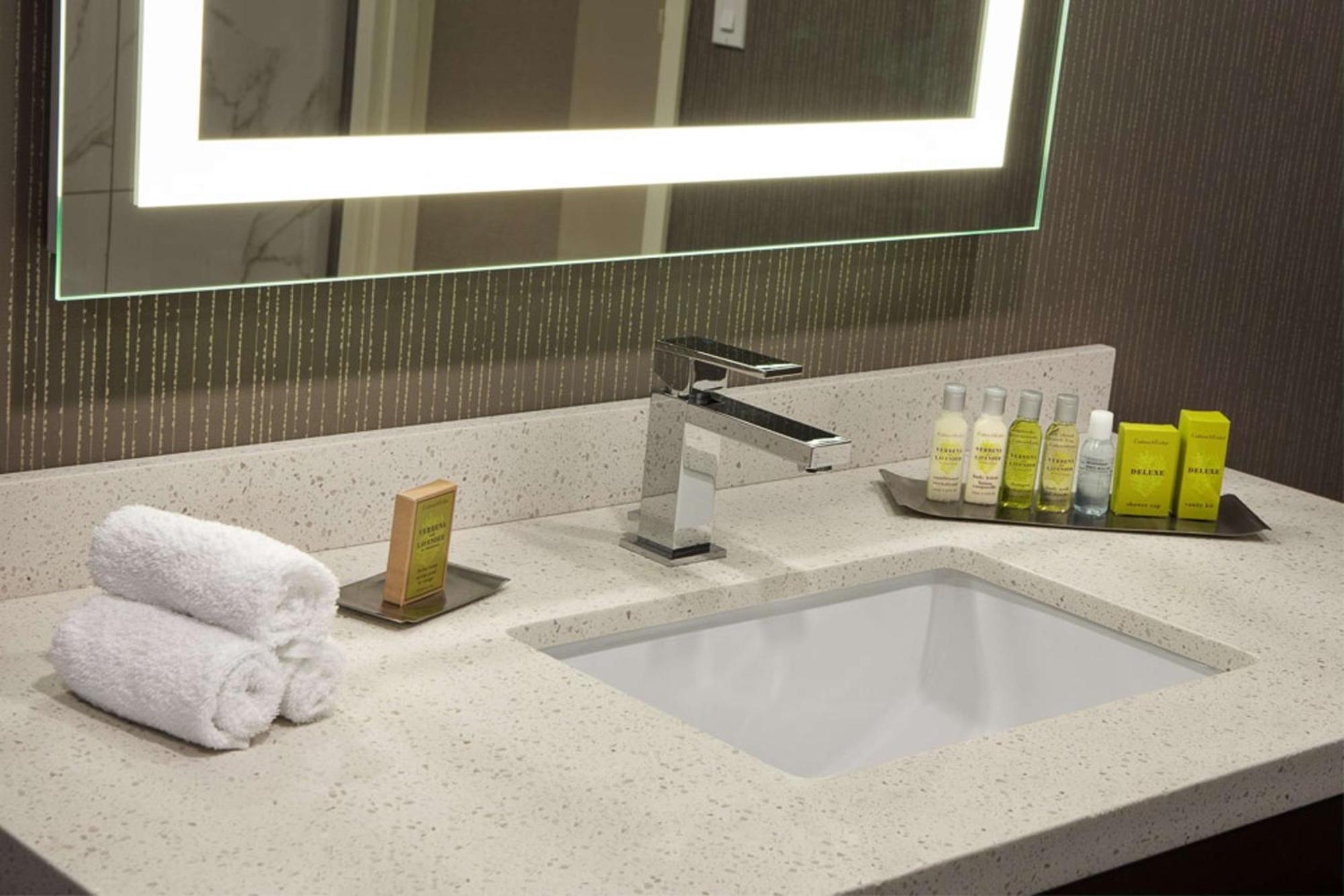 Hotel Doubletree By Hilton Halifax Dartmouth Extérieur photo
